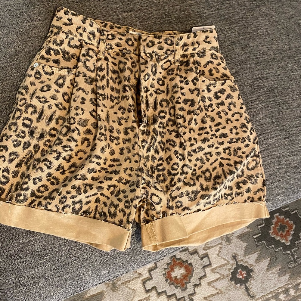 ✳️ Cheetah Free People shorts ✳️